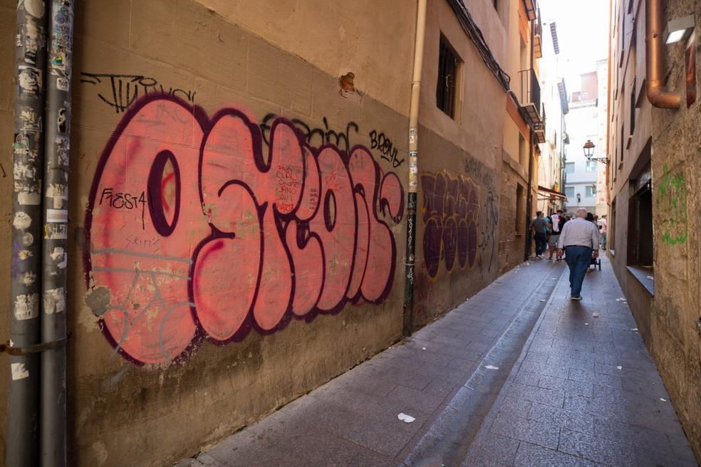 Pintada en una de las calles del centro histórico de Logroño. 