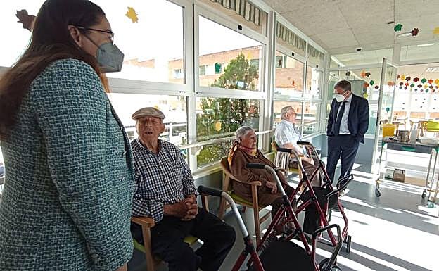 Imagen principal - Varios usuarios y trabajadores de las residencias, en plena inoculación de la vacuna. 