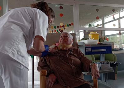 Imagen secundaria 1 - Varios usuarios y trabajadores de las residencias, en plena inoculación de la vacuna. 