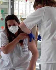 Imagen secundaria 2 - Varios usuarios y trabajadores de las residencias, en plena inoculación de la vacuna. 