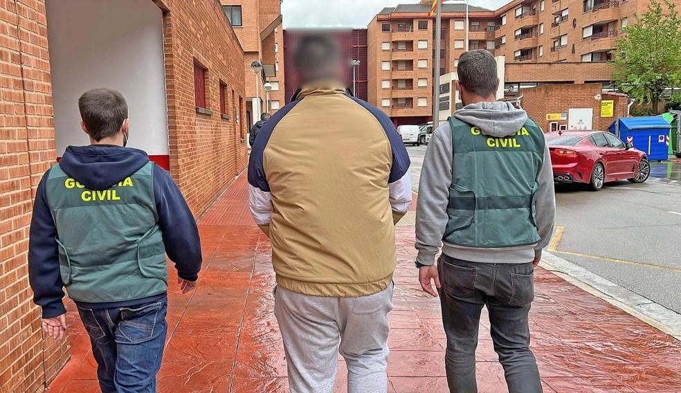 Agentes trasladan el pasado junio a un detenido por robar 326. 839 euros en criptomonedas. 