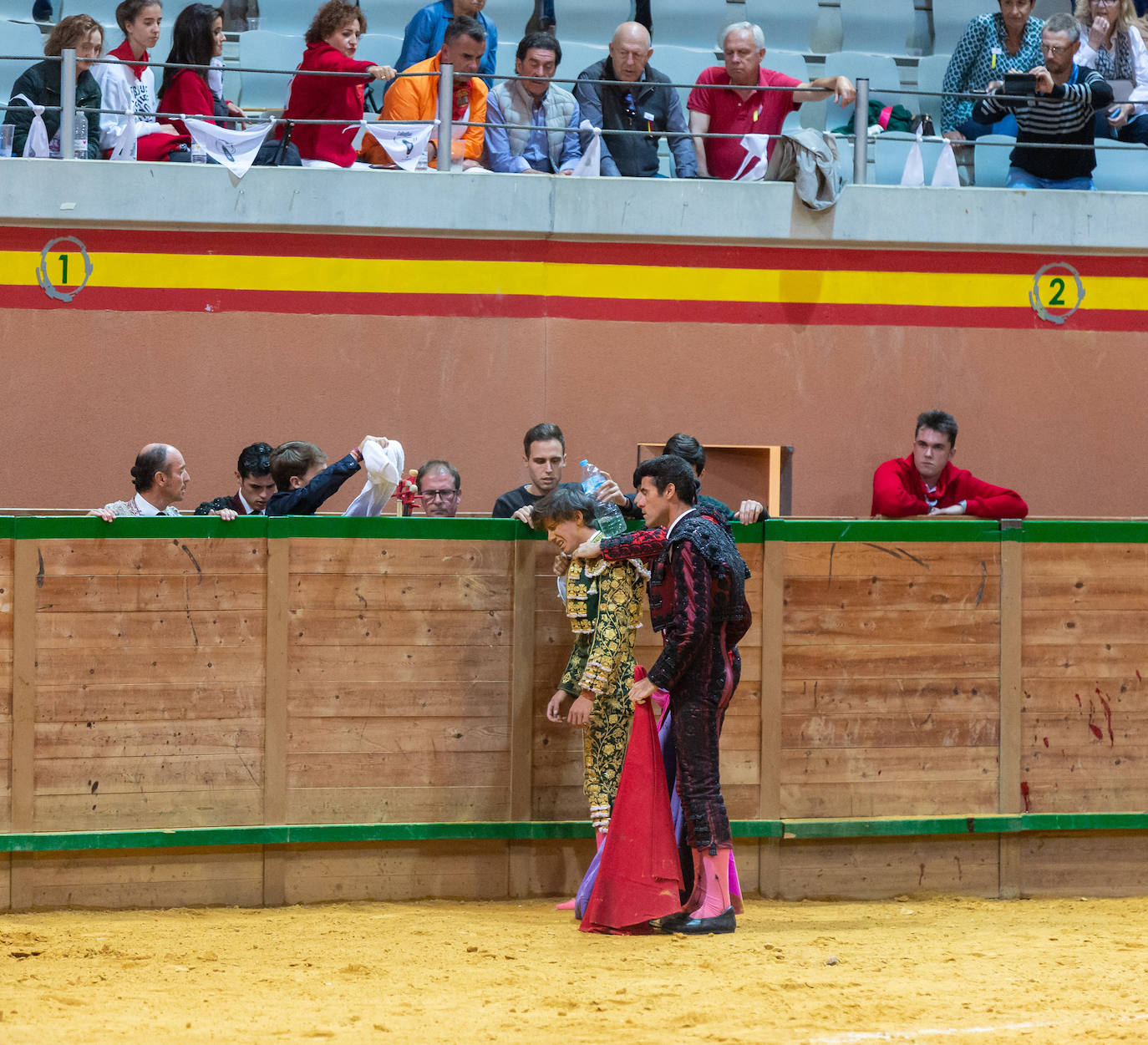 Fotos: Pulido sufre una cogida en Arnedo