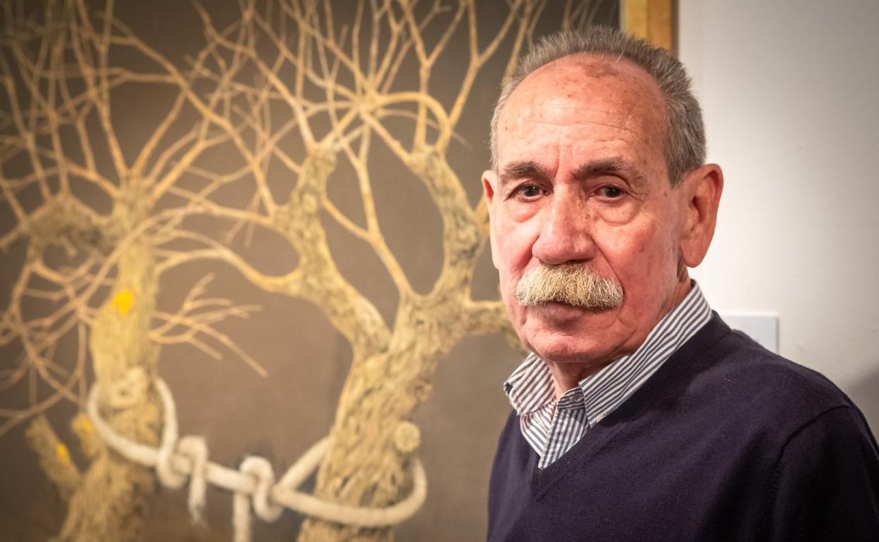 Luis Xubero, ayer ante una de las obras de su exposición, 'Baco y el universo del vino'. 