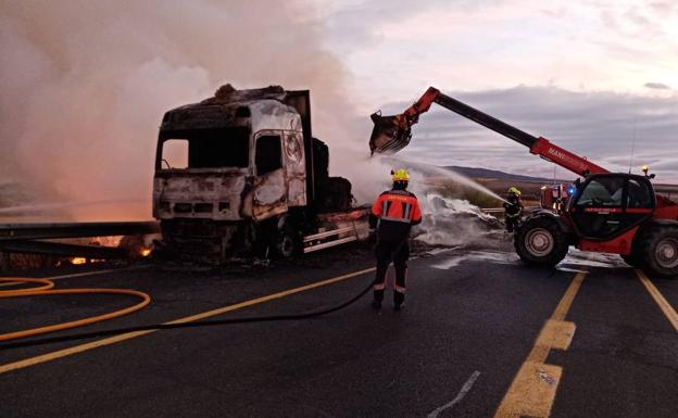 Imagen principal - El incendio de un camión de paja obliga a cortar la N-120 en Santo Domingo durante siete horas