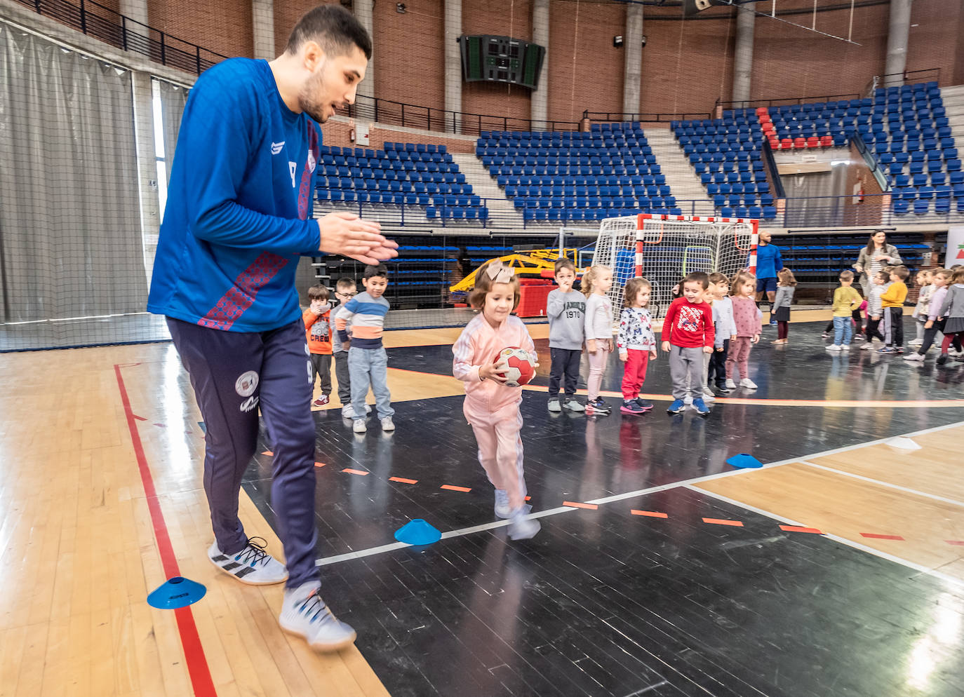 Fotos: Una jornada de balonmano para los más peques