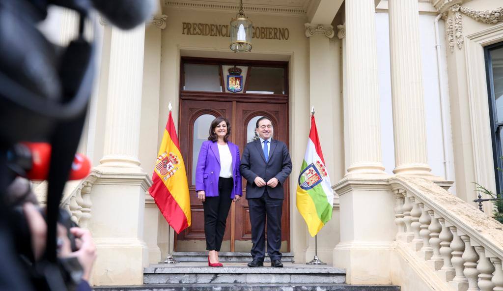 Andreu y Albares posan en la puerta del Palacete.