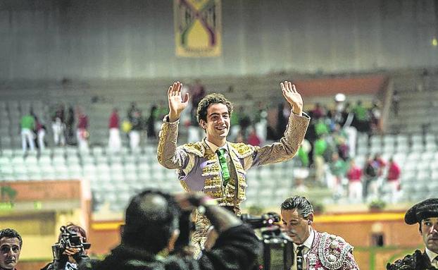 Hernández, saliendo a hombros del Arnedo Arena. 