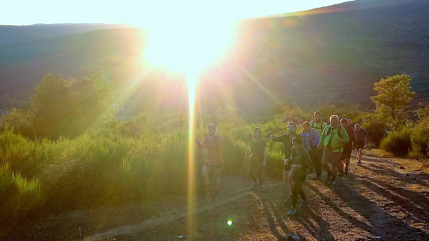 Fotos: Más de 300 senderistas recorren la Sierra de Cebollera