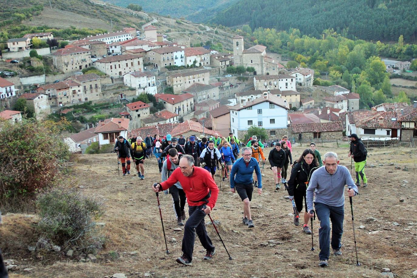 Fotos: Más de 300 senderistas recorren la Sierra de Cebollera