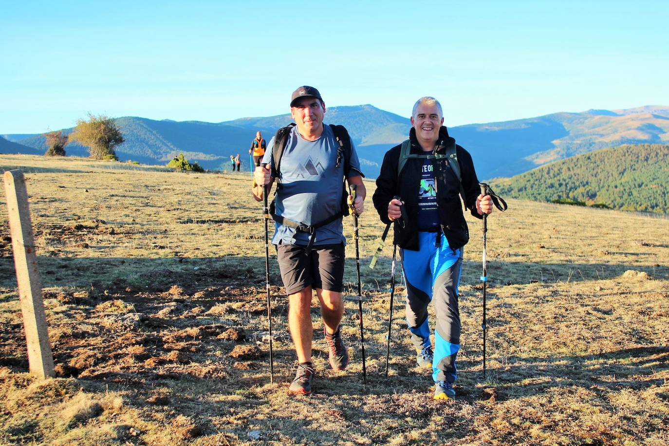 Fotos: Más de 300 senderistas recorren la Sierra de Cebollera