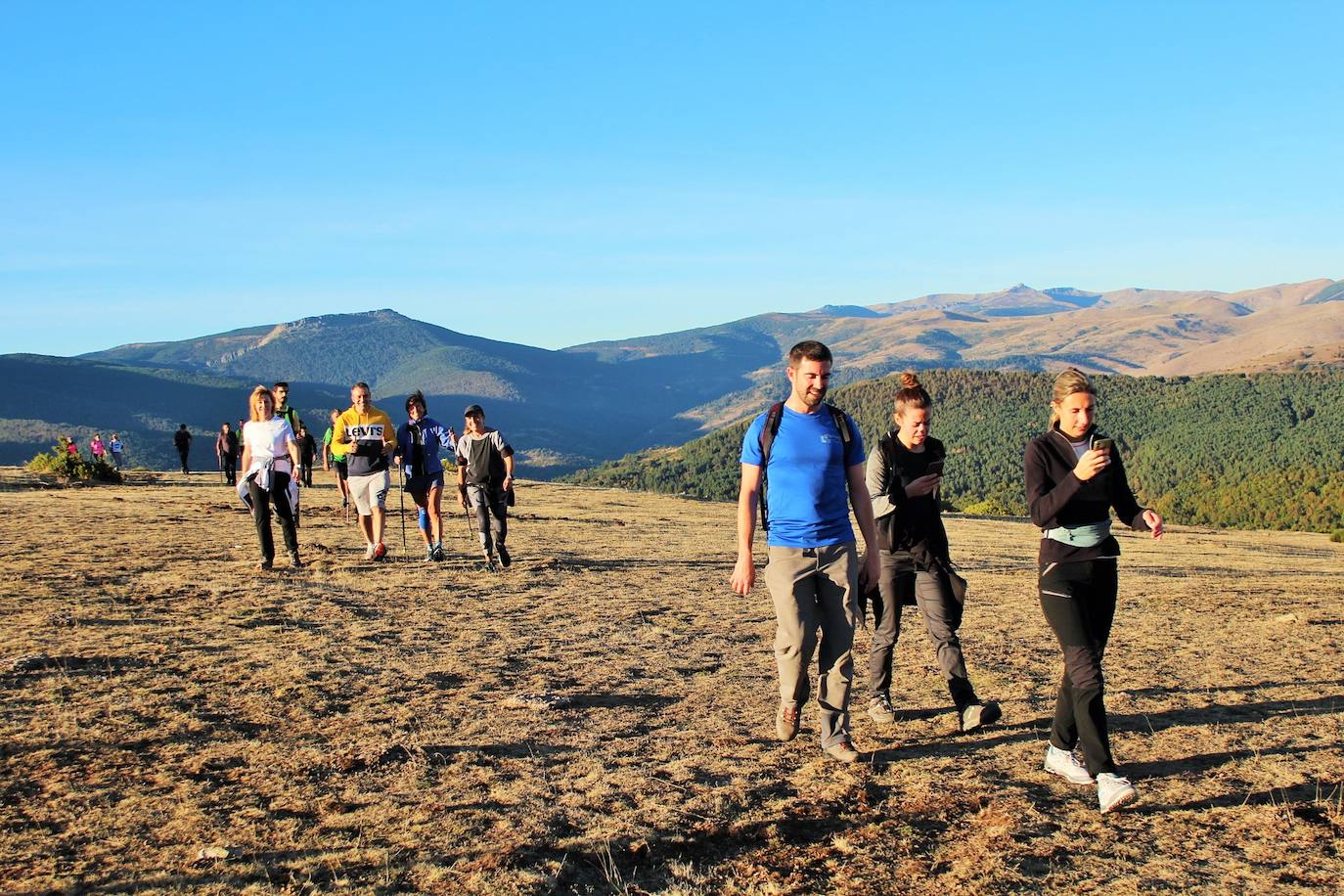 Fotos: Más de 300 senderistas recorren la Sierra de Cebollera