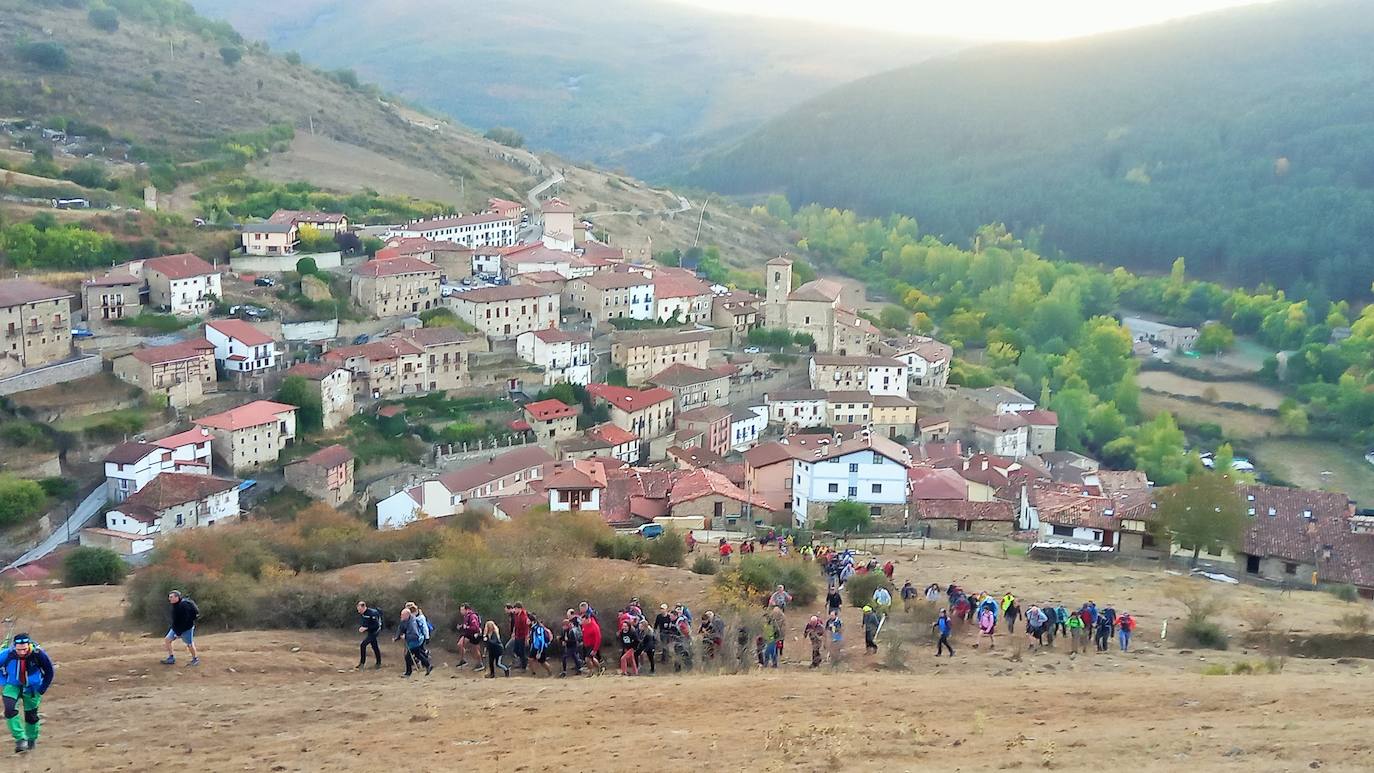 Fotos: Más de 300 senderistas recorren la Sierra de Cebollera