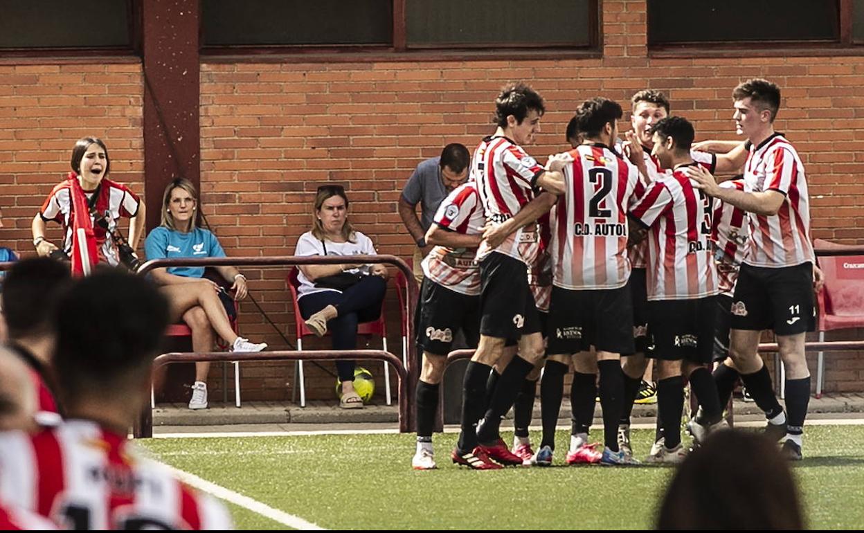 Los jugadores del Autol celebran un gol, durante la temporada pasada. 