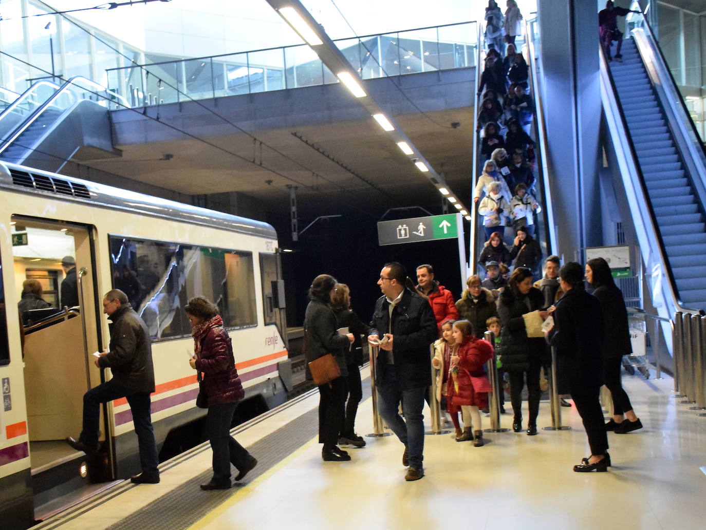 Viajeros entran en un tren en la estación de Logroño.