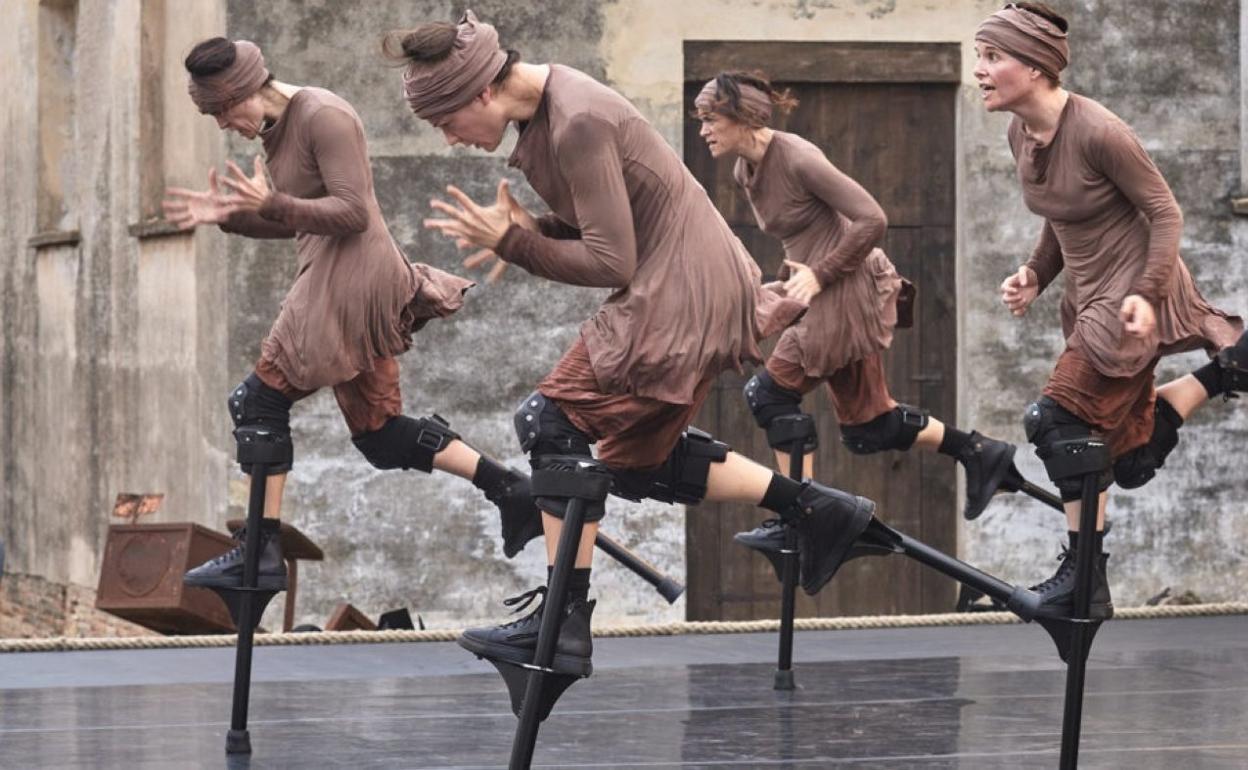 Escena del espectáculo 'Migrare' de la compañía valenciana Maduixa