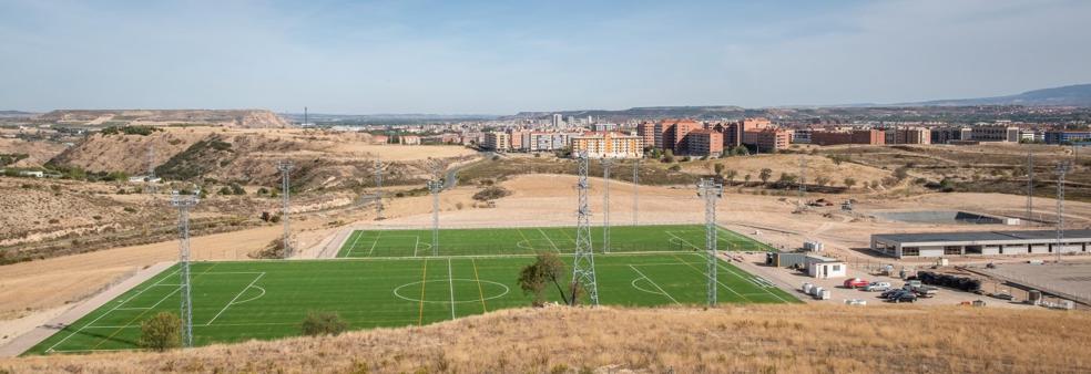 Los dos campos de hierba artificial de la instalación de Valdegastea, con la balsa, situada a la derecha de la imagen. 