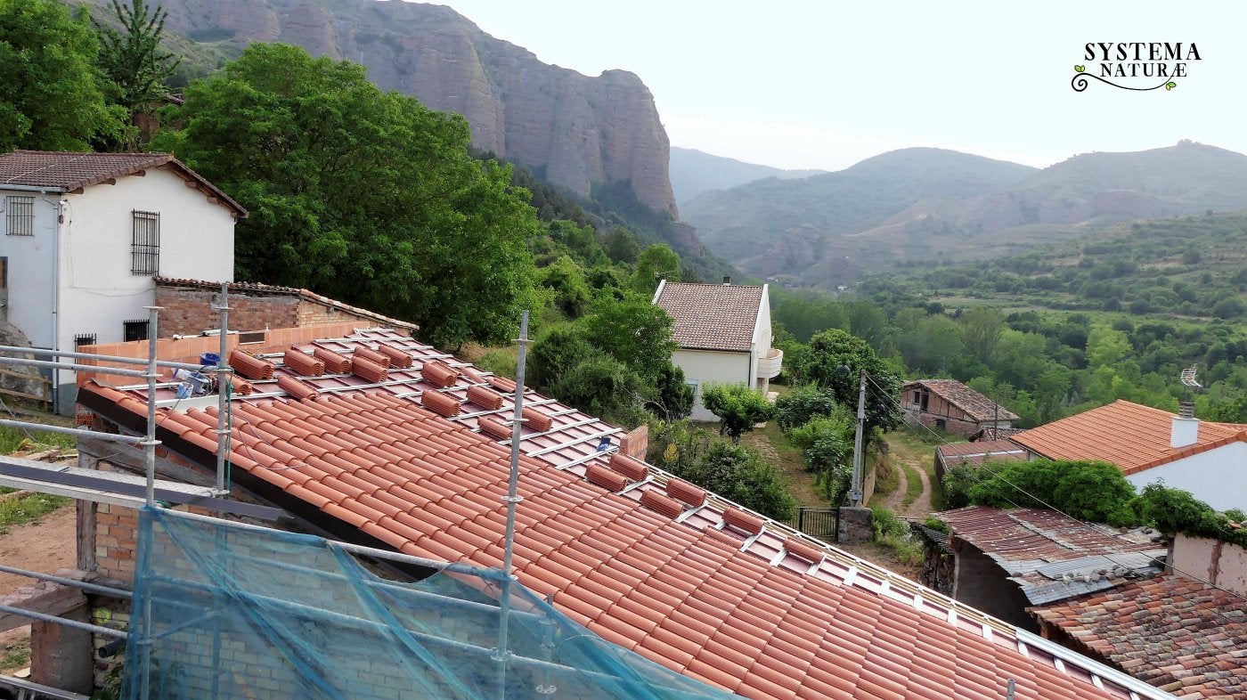 Desde el tejado en obras se divisa el entorno de trabajo. 