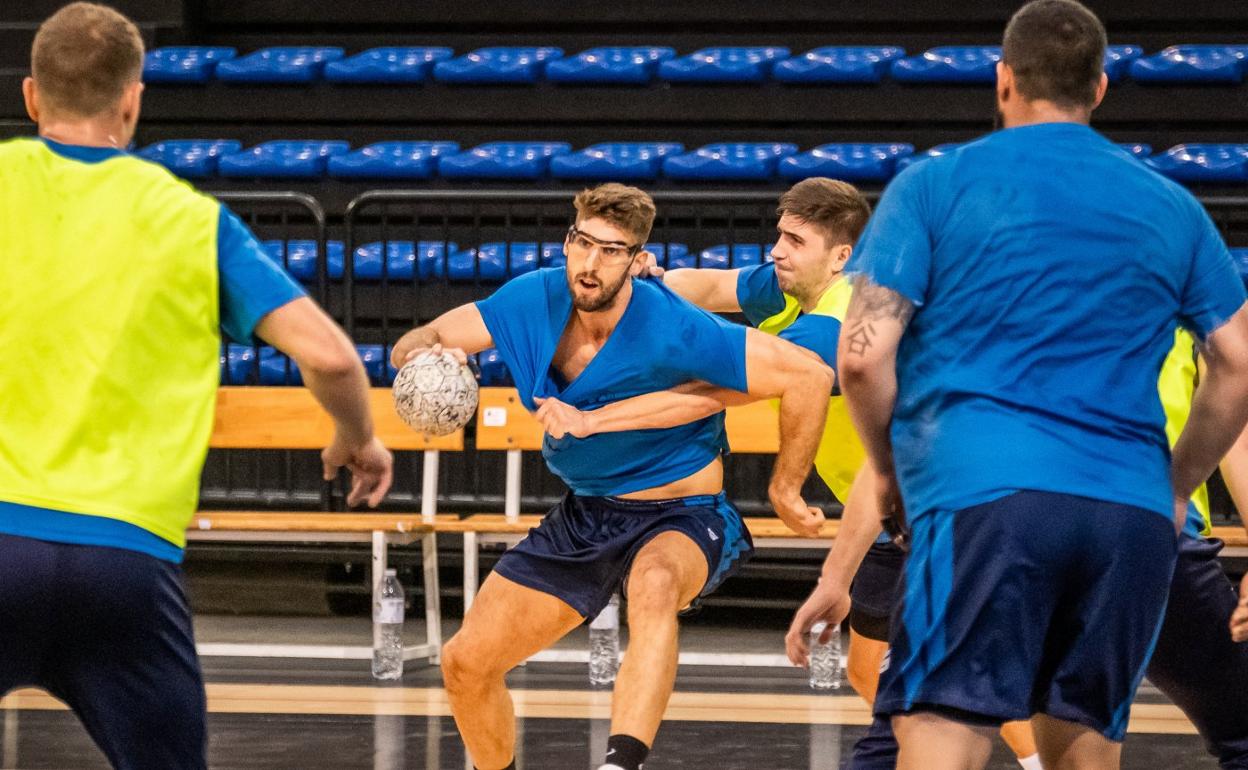 Antonio Serradilla ataca mientras Preciado le defiende en un entrenamiento. 