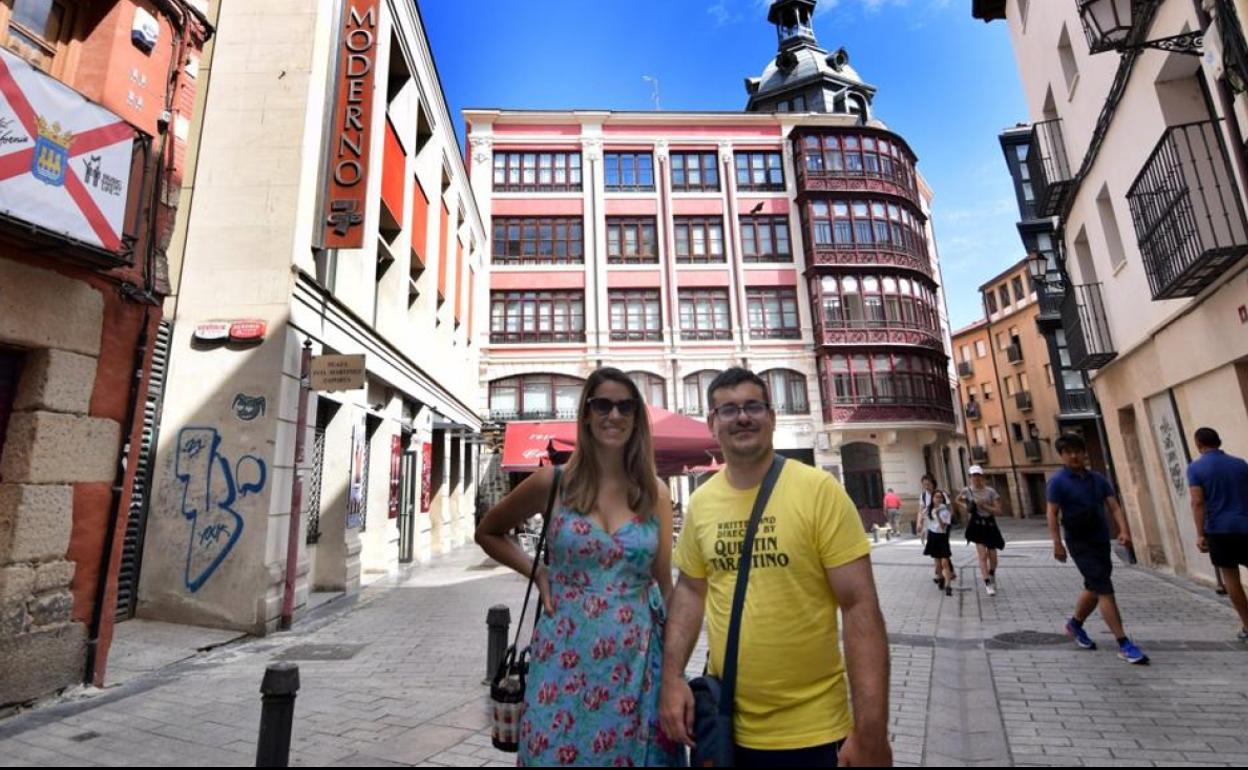 Alejandro Martínez y Ana Balboa, junto al cine Moderno en la plaza Francisco Martínez Zaport