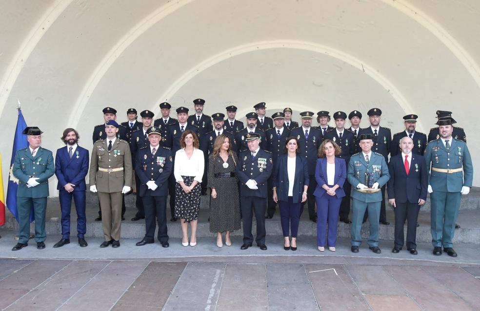 Los condecorados posan con las autoridades tras el solemne acto celebrado en la concha del Espolón de Logroño. 