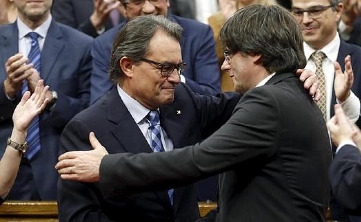 Carles Puigdemont y Artur Mas no acabaron sus legislaturas, todas ellas convulsas y anómalas.