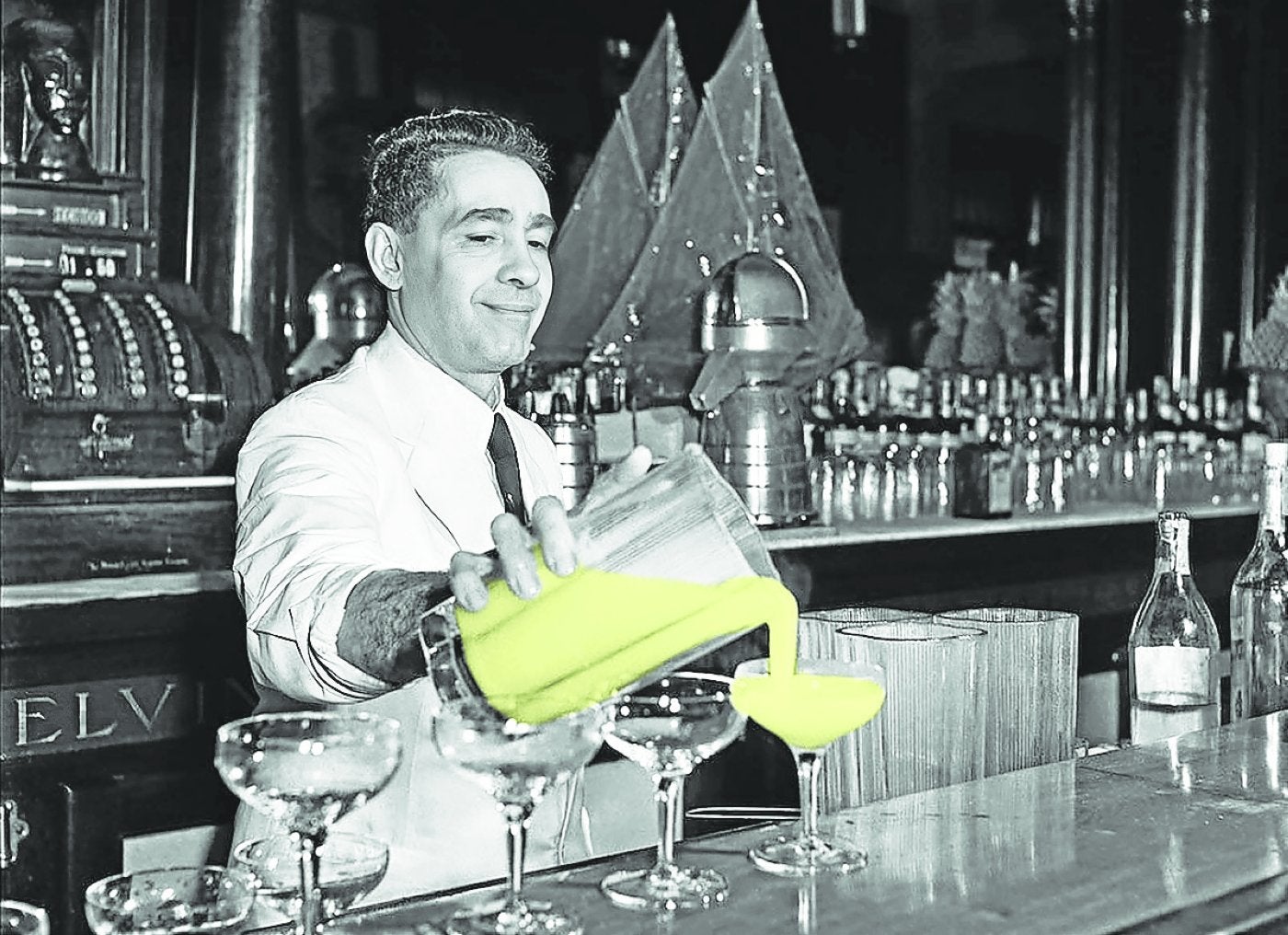 Ribalaigua sirviendo daiquiris helados, alrededor de 1946. 