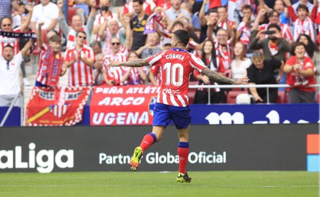 Ángel Correa celebra el segundo de sus goles al Girona.