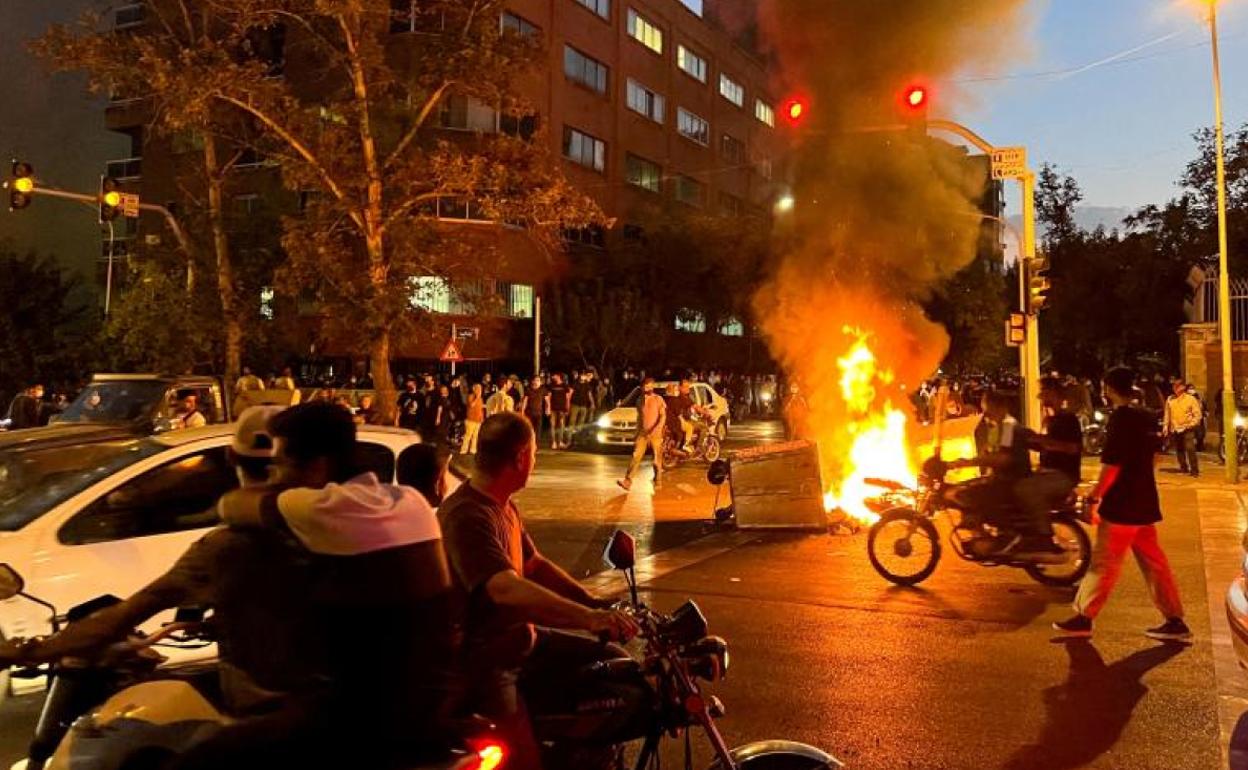 Un contenedor arde durante una protesta por la muerte de Mahsa Amini, la joven kurda que fue detenida por la Policía de la Moral por llevar mal puesto el velo. 