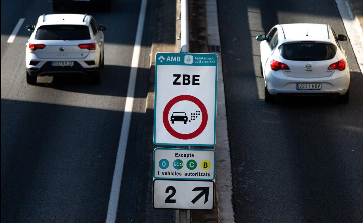 Señal de zona de bajas emisiones en la ciudad de Barcelona. 