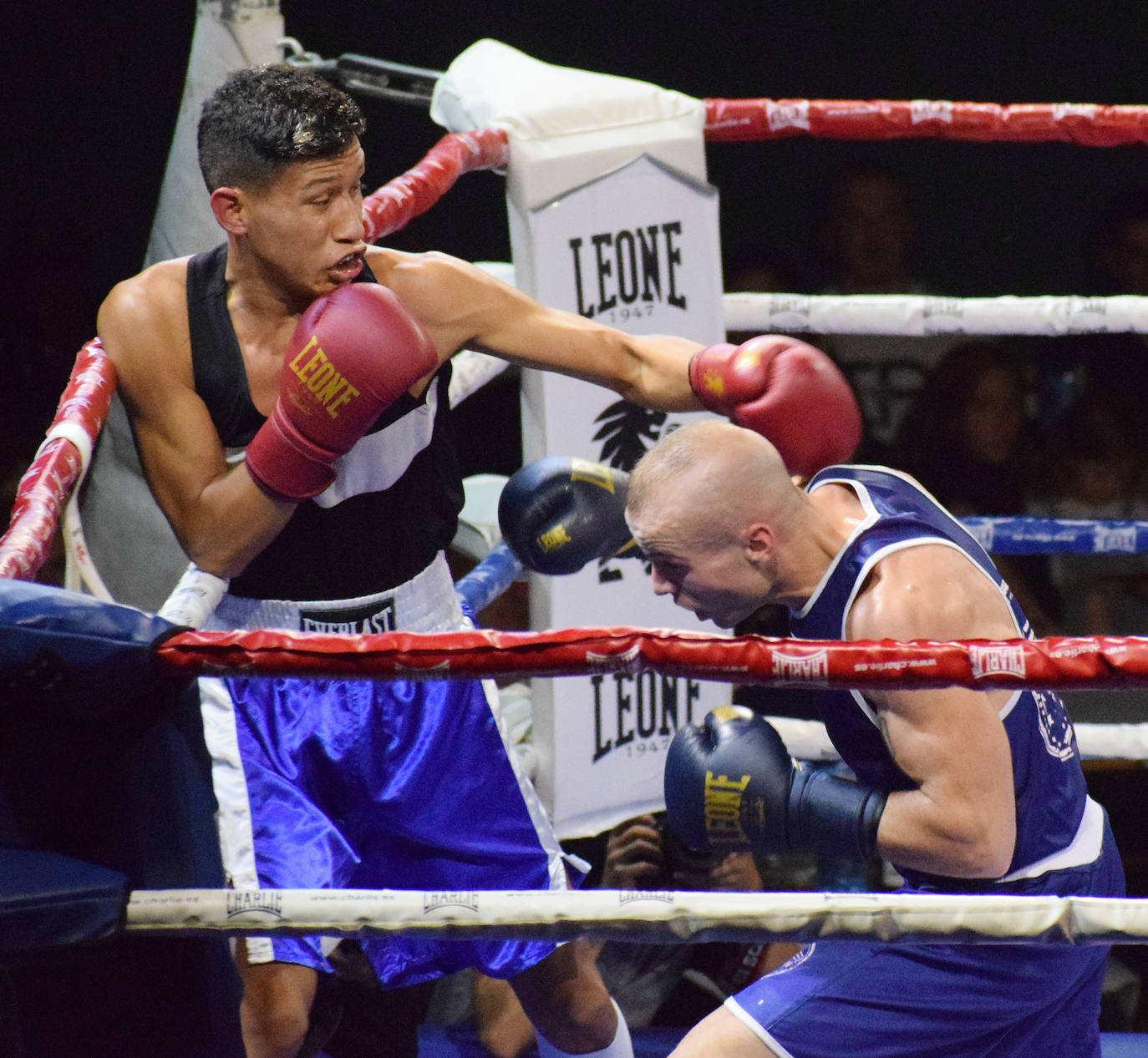 Fotos: Velada de boxeo en Villamediana: el riojano Gazi Khalidov gana su primer combate profesional