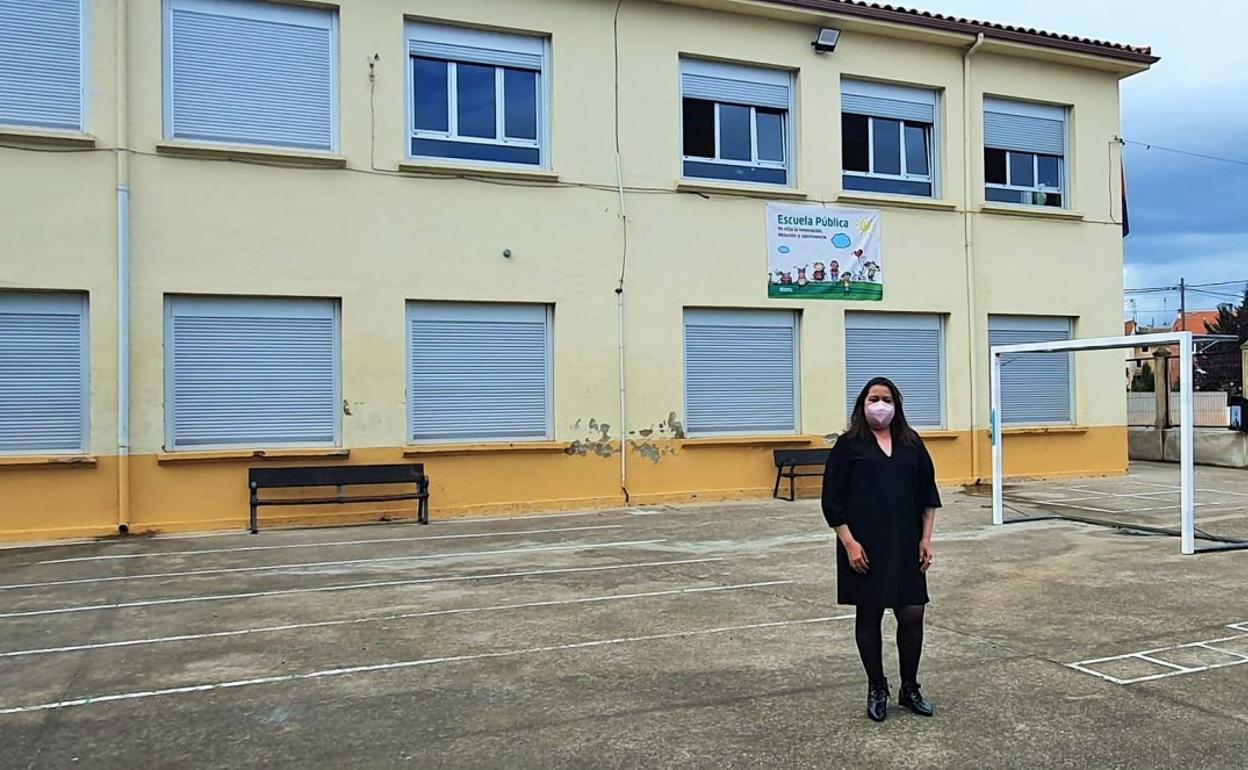 Encarna Fuertes posa en el colegio de Agoncillo Las Cuatro Villas. 