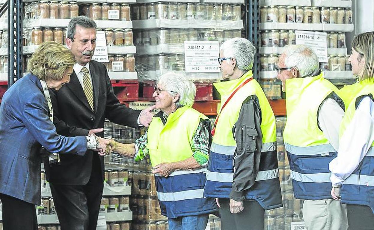 La reina saluda a Charo Tudelilla, voluntaria del Banco de Alimentos. 