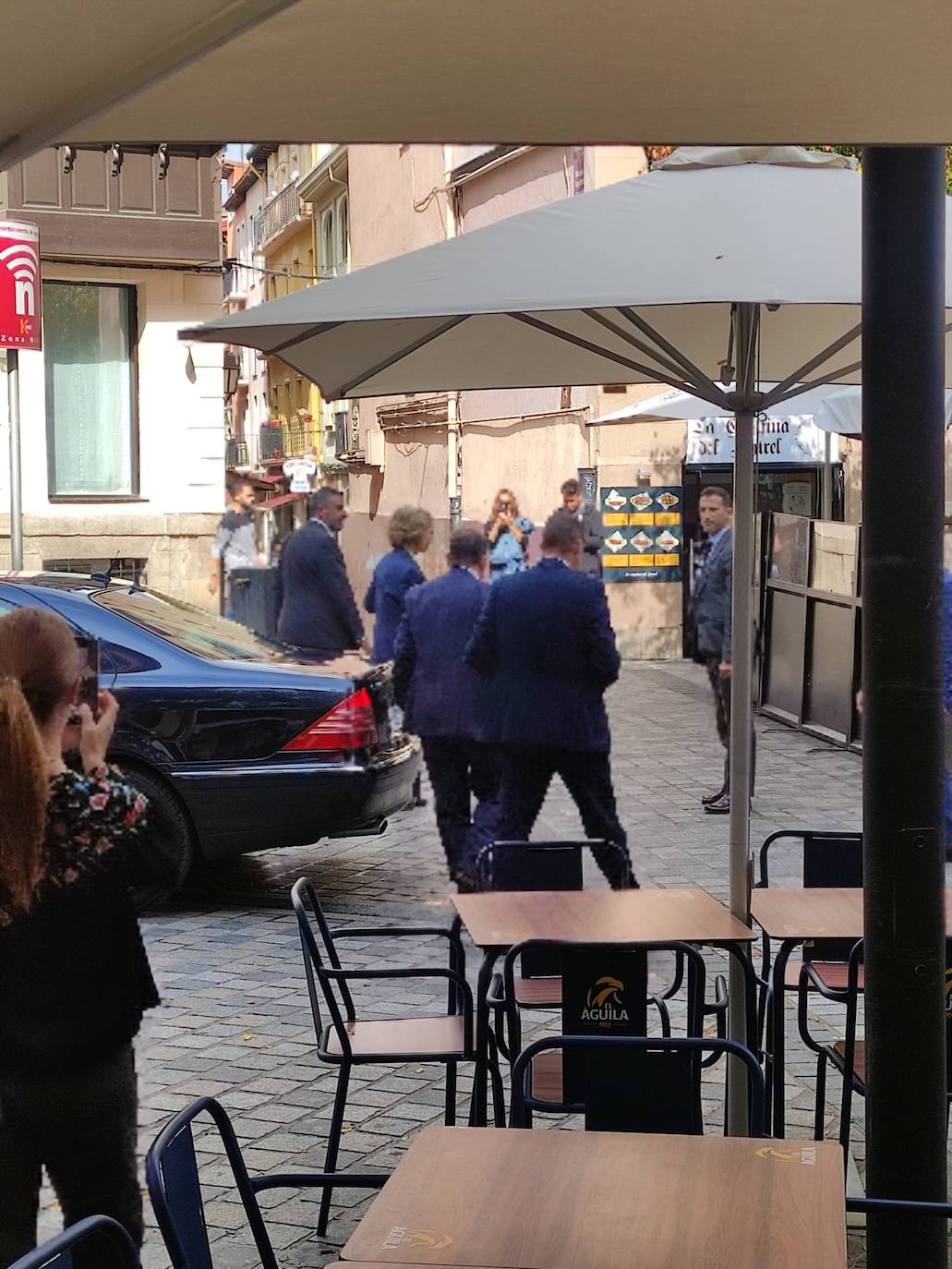 La reina Sofía ha comido hoy en la calle Laurel