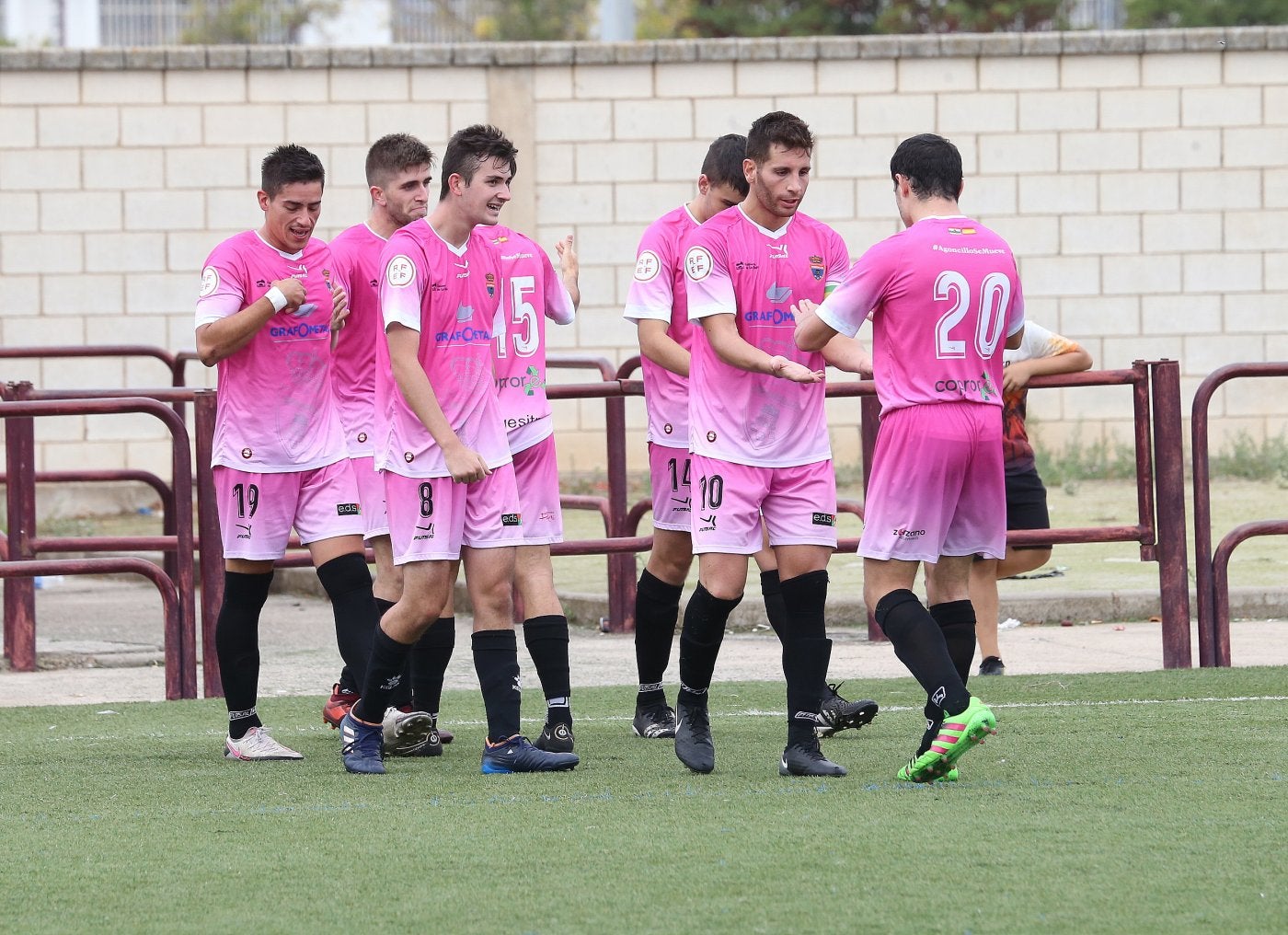 Los jugadores del Agoncillo celebran uno de sus goles. 