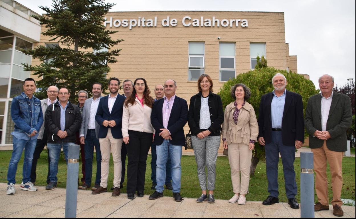 Alcaldes y representantes del PSOE de ayuntamientos de La Rioja Baja, ayer en el Hospital de Calahorra. 