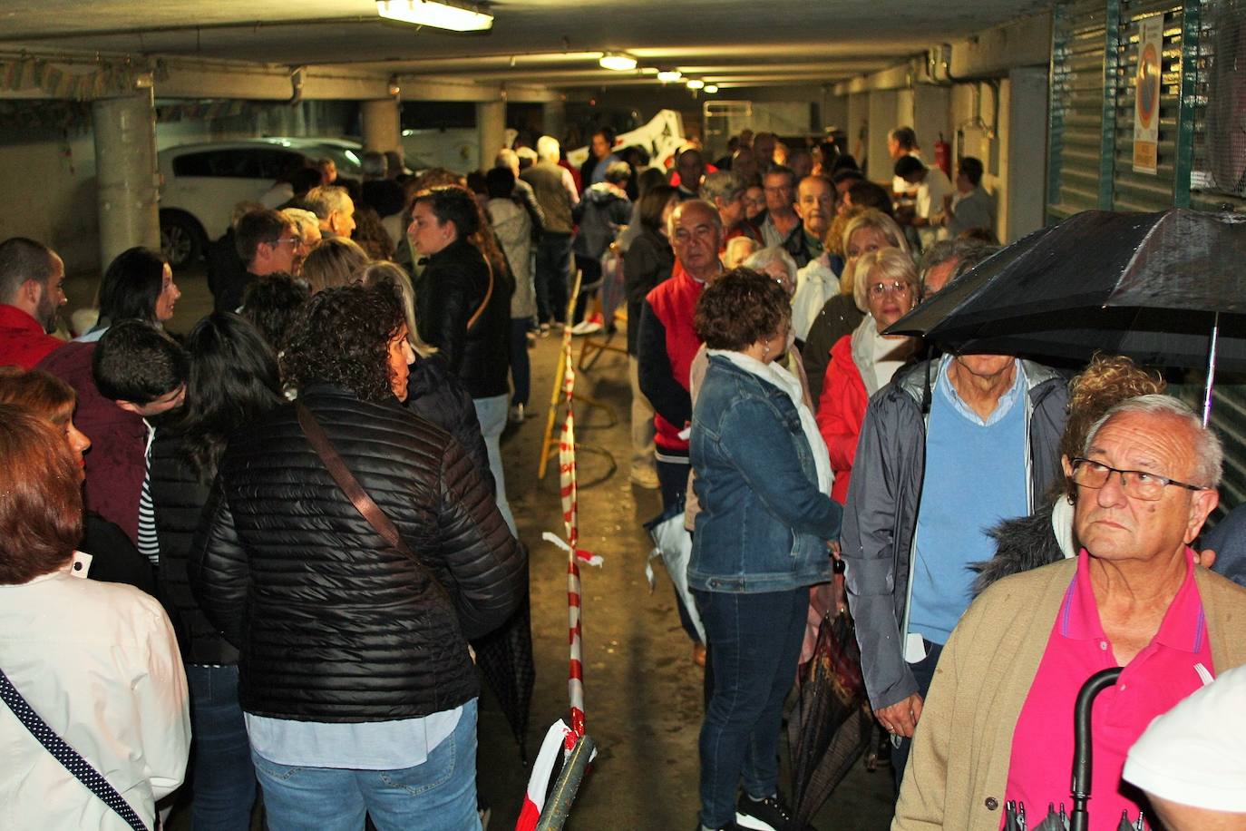 Fotos: Las fiestas de Gracias acogen una degustación a favor de los vecinos del edificio desalojado hace más de nueve meses por la explosión de gas