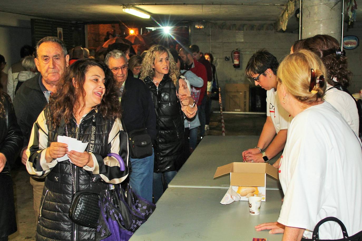 Fotos: Las fiestas de Gracias acogen una degustación a favor de los vecinos del edificio desalojado hace más de nueve meses por la explosión de gas