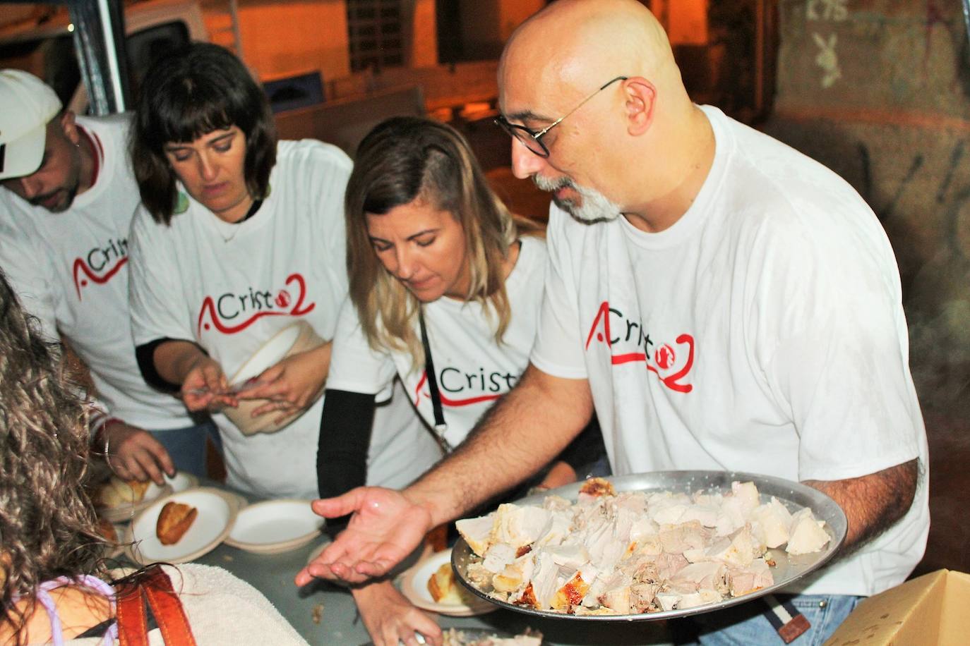 Fotos: Las fiestas de Gracias acogen una degustación a favor de los vecinos del edificio desalojado hace más de nueve meses por la explosión de gas