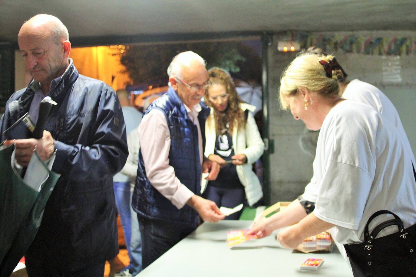 Fotos: Las fiestas de Gracias acogen una degustación a favor de los vecinos del edificio desalojado hace más de nueve meses por la explosión de gas