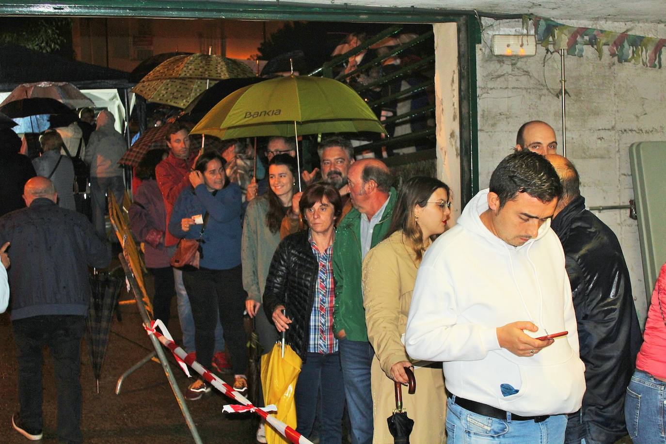Fotos: Las fiestas de Gracias acogen una degustación a favor de los vecinos del edificio desalojado hace más de nueve meses por la explosión de gas