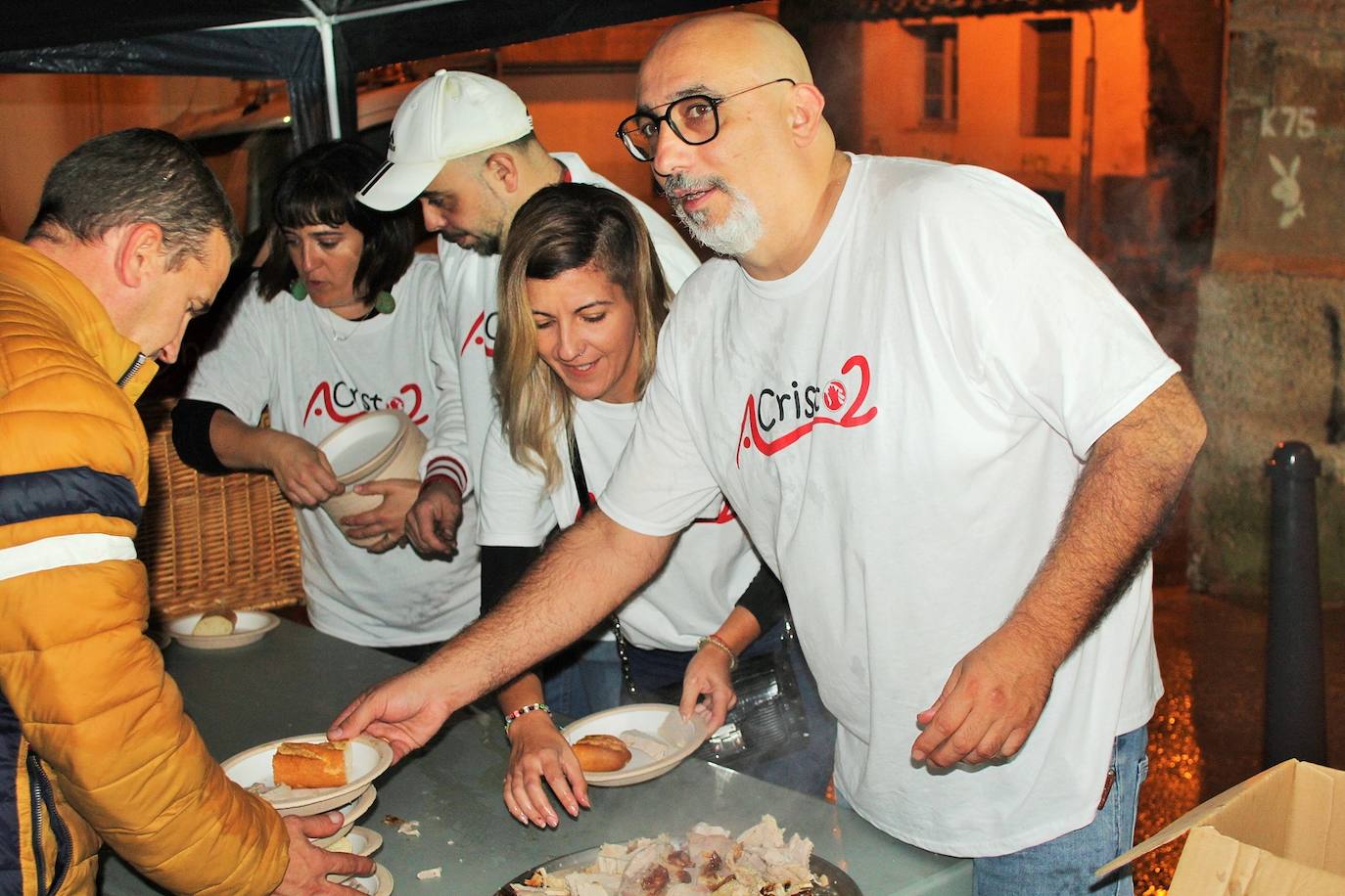 Fotos: Las fiestas de Gracias acogen una degustación a favor de los vecinos del edificio desalojado hace más de nueve meses por la explosión de gas