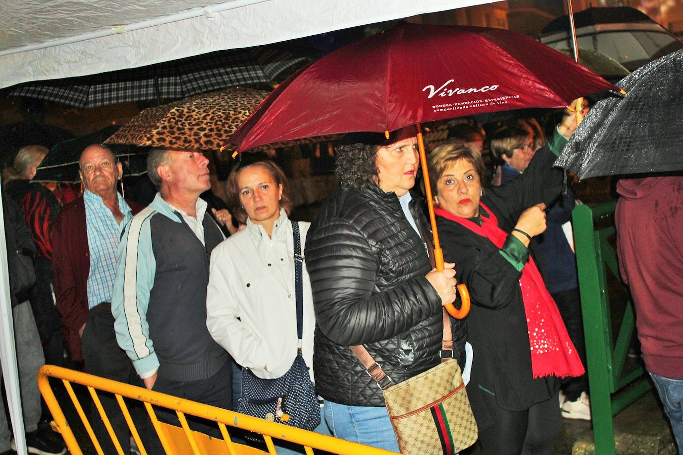 Fotos: Las fiestas de Gracias acogen una degustación a favor de los vecinos del edificio desalojado hace más de nueve meses por la explosión de gas