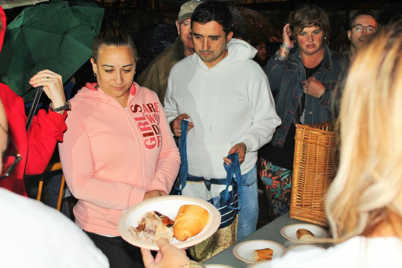 Fotos: Las fiestas de Gracias acogen una degustación a favor de los vecinos del edificio desalojado hace más de nueve meses por la explosión de gas