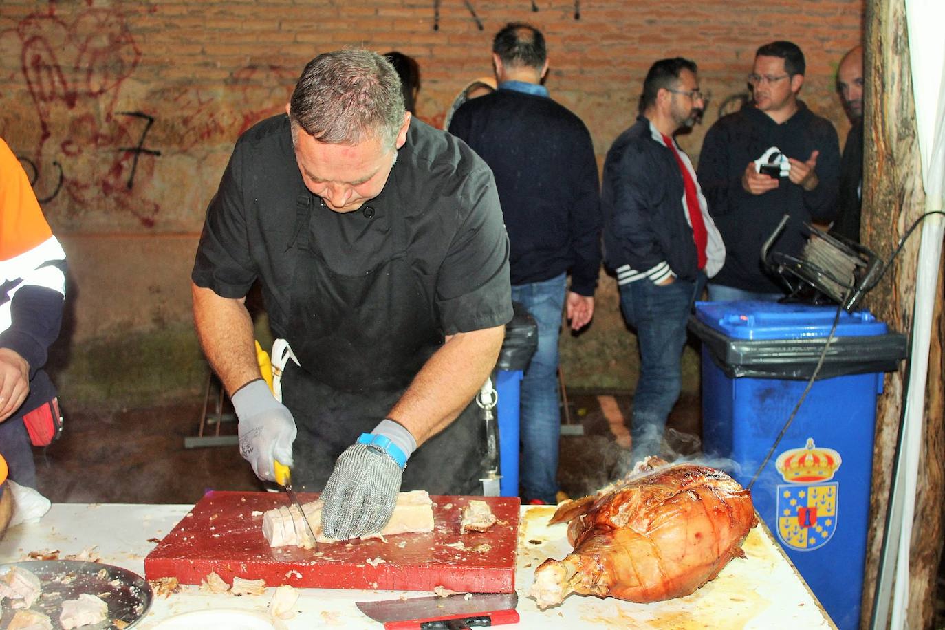 Fotos: Las fiestas de Gracias acogen una degustación a favor de los vecinos del edificio desalojado hace más de nueve meses por la explosión de gas