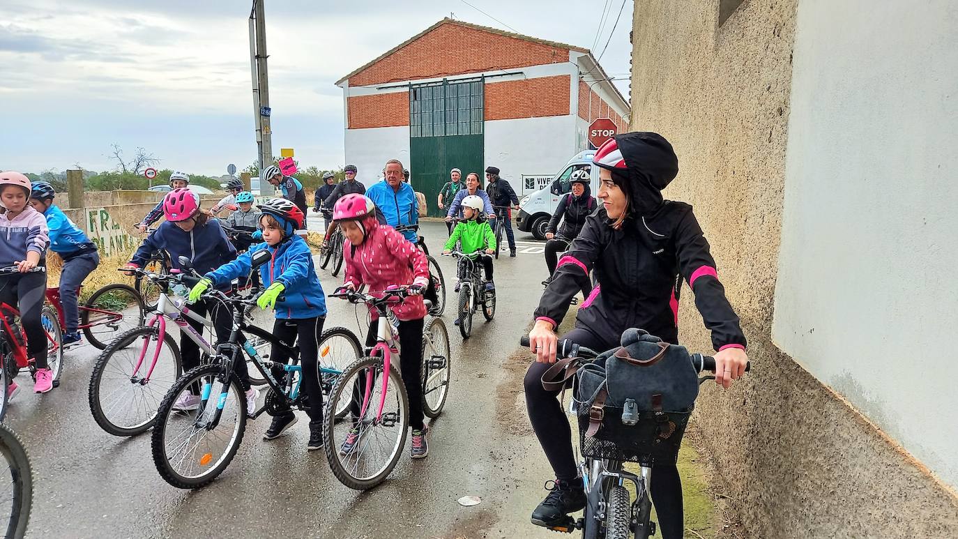 Fotos: Sheyla Gutiérrez pedalea con sus vecinos por Varea