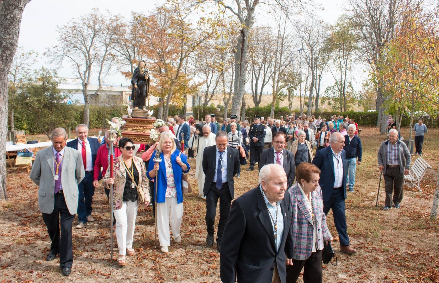 Procesión que recorrió las campas de la ermita, con la imagen de Santo Domingo. 