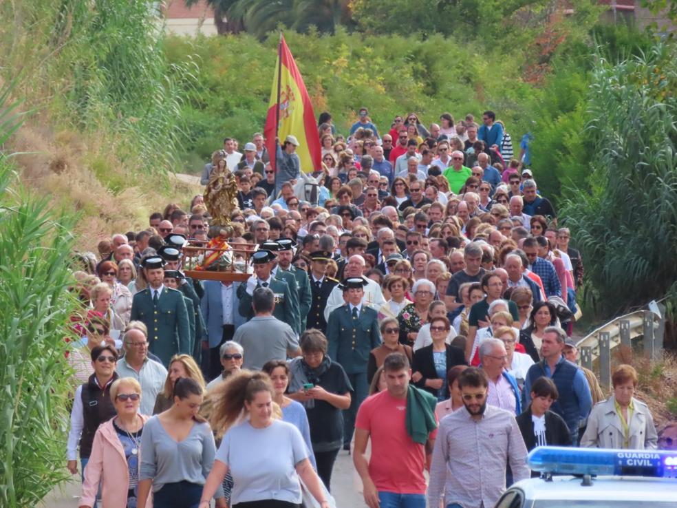 Decenas de personas acompañaron en romería a la Guardia Civil. 