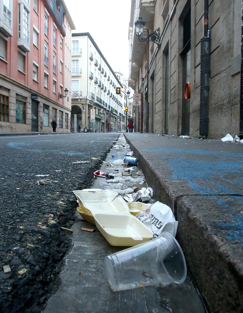 Basura en pleno centro tras la madrugada del miércoles. 