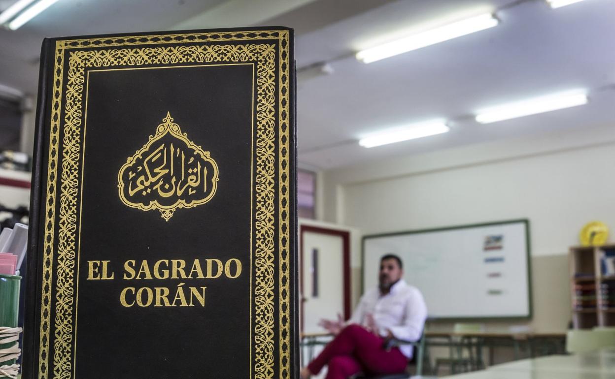 Un profesor imparte la asignatura de religión islámica en el colegio Madre de Dios de Logroño. 