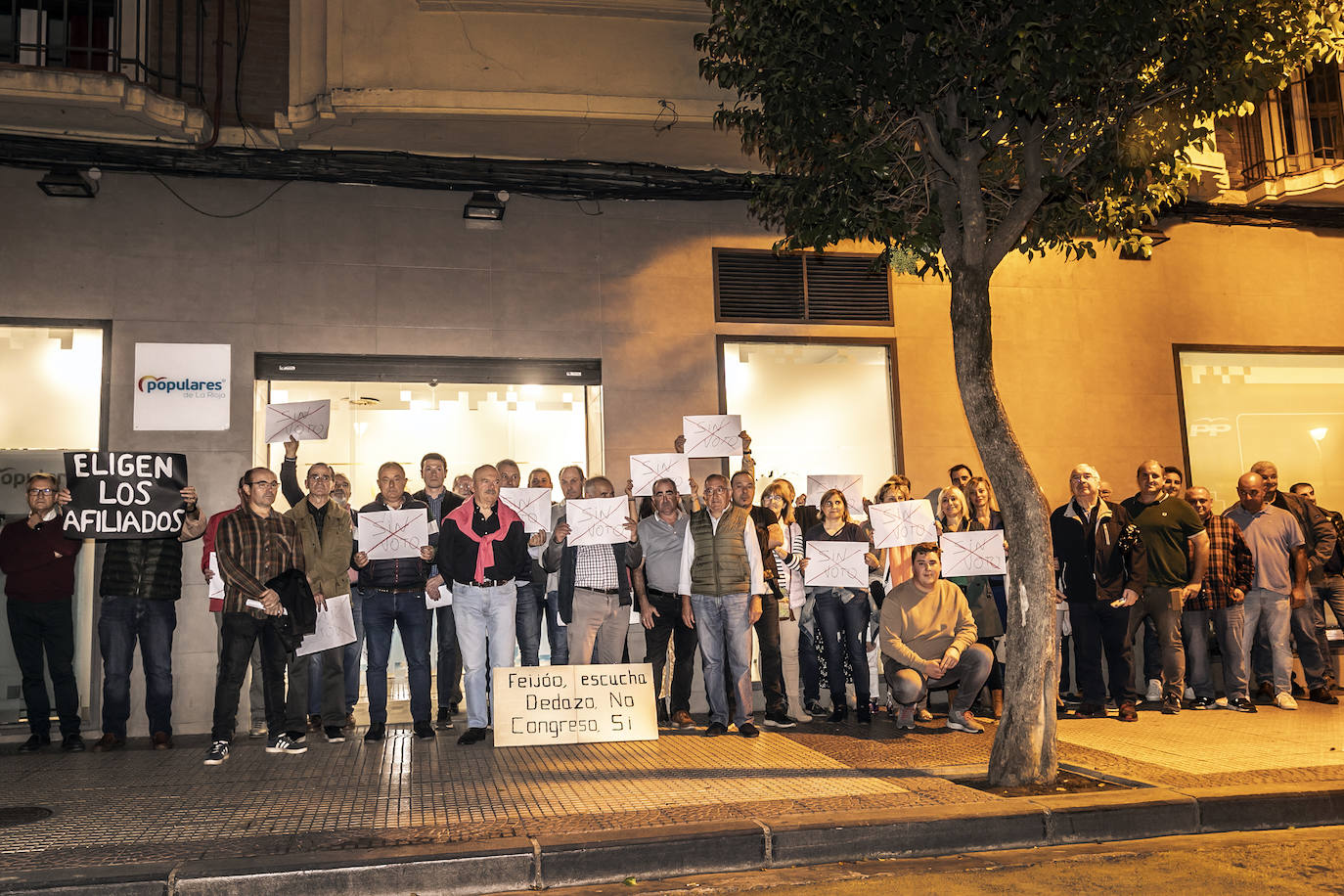 Fotos: La ejecutiva regional del PP apoya a Capellán como candidato